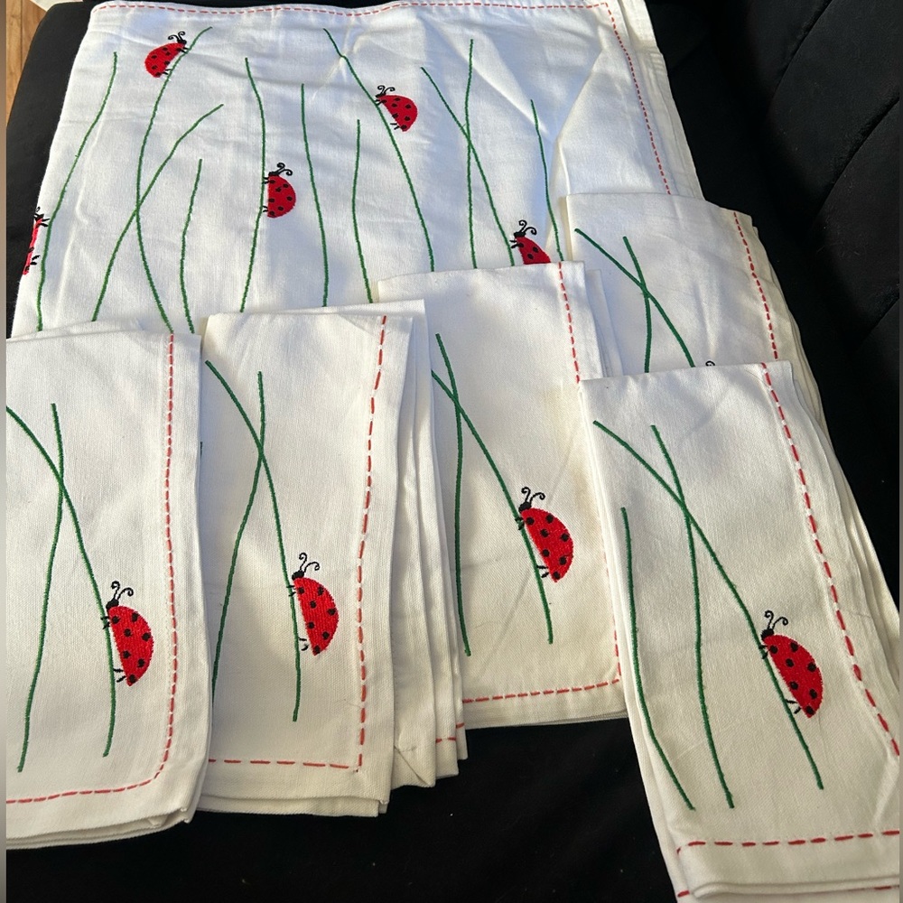 Ladybug tag brand Table Runner &Napkins set nwt